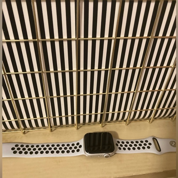 NEW! Apple Watch Nike Series 6 (GPS) 40mm - Picture 8 of 8